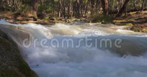 林山河水晶水在山脉深处视频的预览图