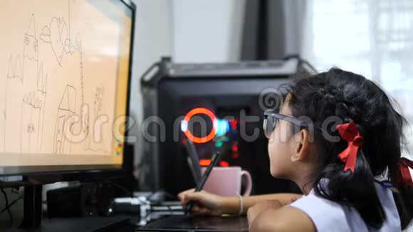 穿着泰国校服的亚洲小女孩用钢笔平板电脑画画和数码绘画视频的预览图