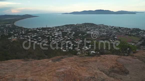 澳大利亚昆士兰州城堡山瞭望台的汤斯维尔市海洋和岛屿视频的预览图