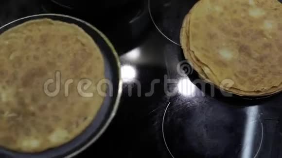 烹饪自制煎饼的过程女人把煎饼从盘子里拿出来视频的预览图