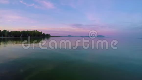 匈牙利巴拉顿湖上平静的水和古老的火山视频的预览图