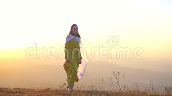 一个时髦的阿拉伯女孩模特在头巾日落的肖像视频的预览图