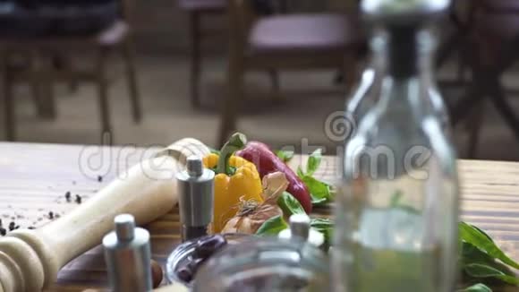 新鲜保加利亚胡椒西红柿大蒜盐胡椒橄榄油和香醋沙拉新鲜蔬菜和视频的预览图