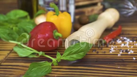 红辣椒和黄椒罗勒西红柿和橄榄油用于烹饪地中海食品新鲜蔬菜草药和视频的预览图