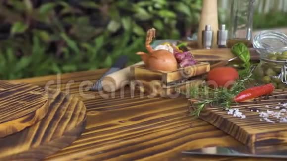 把蔬菜帕尔马干酪和草药放在桌子上煮蔬菜草药调味料橄榄视频的预览图