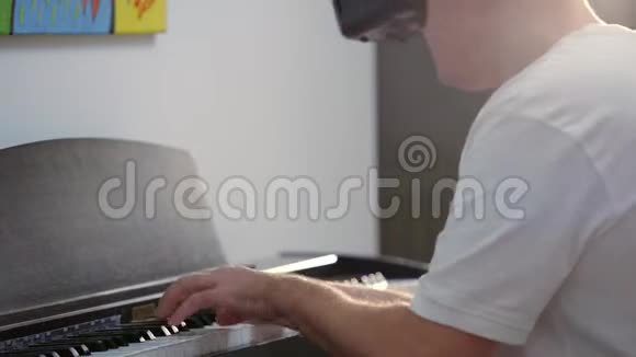 男人用虚拟现实游戏弹钢琴视频的预览图