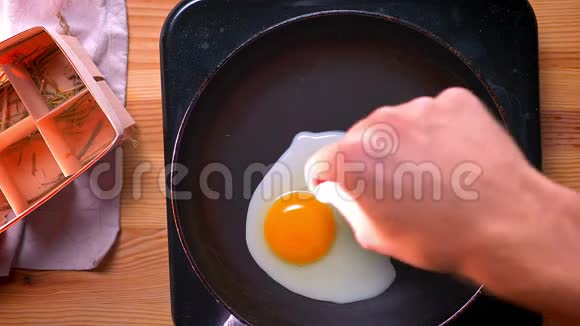 顶级套餐在一个美味的鸡蛋中加入盐提供完美的健康早餐室内木制背景和阳光明媚的早晨视频的预览图