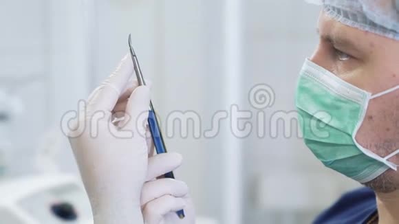 医生戴上无菌白手套脸上戴口罩检查医院的医疗器械视频的预览图