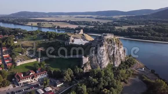 在斯洛伐克戴文城堡飞来飞去视频的预览图