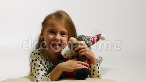 快乐女孩拥抱圣诞老人玩具的肖像有趣的年轻女孩打招呼视频的预览图