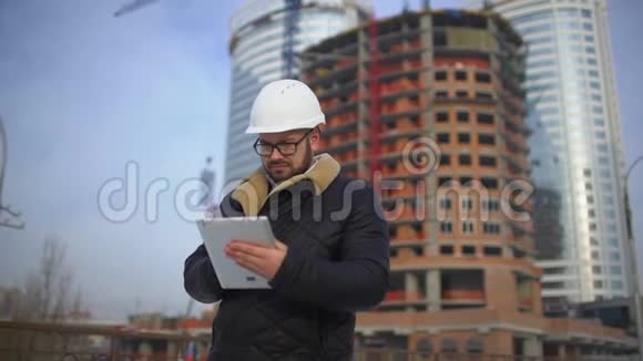 建筑工人在高温下工作视频的预览图