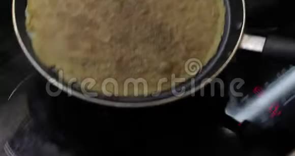 烹饪自制煎饼的过程女人把煎饼从盘子里拿出来视频的预览图