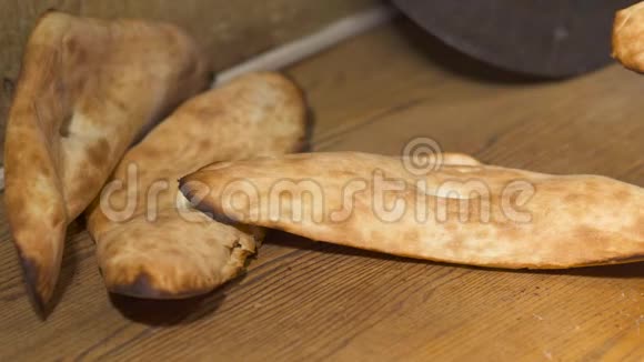 厨师用金属棒把传统的面包鞋放在桌子上视频的预览图