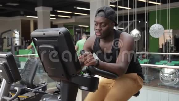 一位年轻的美国黑人运动员的画像他的股四头肌和腿筋在健身房锻炼视频的预览图