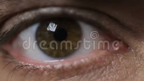 男性眼睛看着镜头特写视力问题眼科视频的预览图