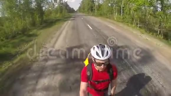 戴头盔的人骑着长板旅行穿着红色衬衫戴着太阳镜自拍长板视频的预览图