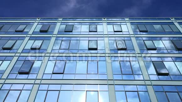 蓝天和云彩反射商务大厦的窗户视频的预览图