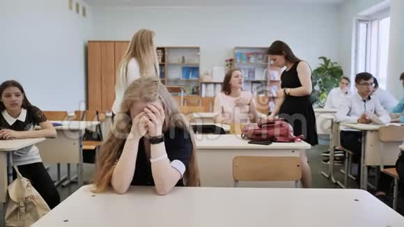 这个女孩是一个在课堂上哭泣的女学生她的同学安慰她视频的预览图