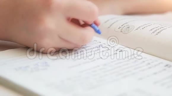 坐在桌子旁的女孩写着一本英语HD1920x1080的笔记本作业视频的预览图