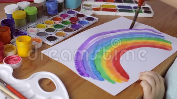 小女孩在白纸上画彩色彩虹视频的预览图
