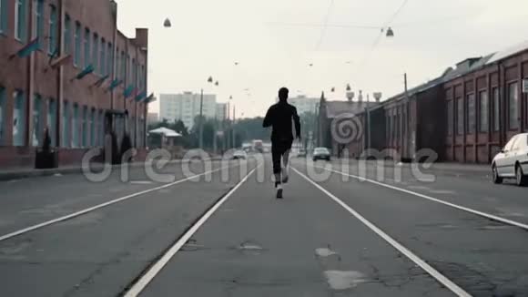 二加一一个人在一条老街上跑得很快实时自由概念镜头靠近年轻运动员视频的预览图