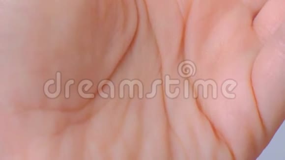 极端特写的手皮肤细节手相术概念俯视图视频的预览图