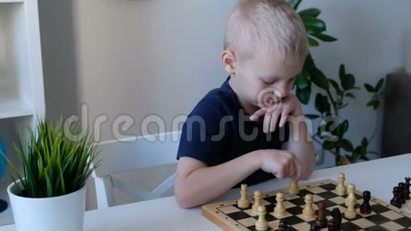 小男孩和他父亲下棋教育和家庭观念视频的预览图