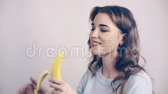 白衣美女剥香蕉视频的预览图