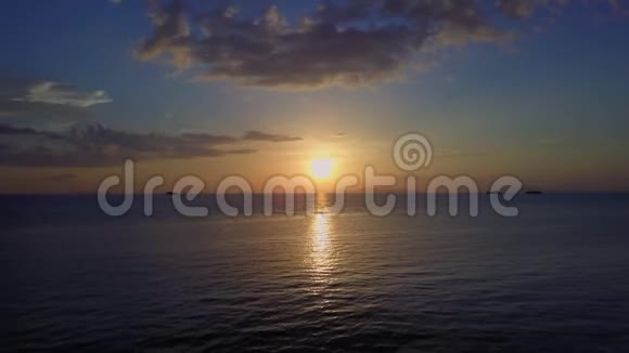 日落时海景的鸟瞰图视频的预览图