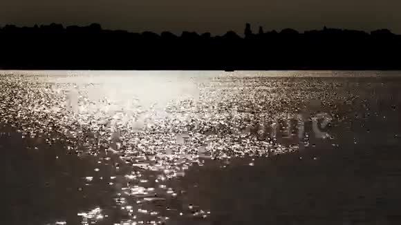 在夕阳的余晖下河水上的波浪视频的预览图