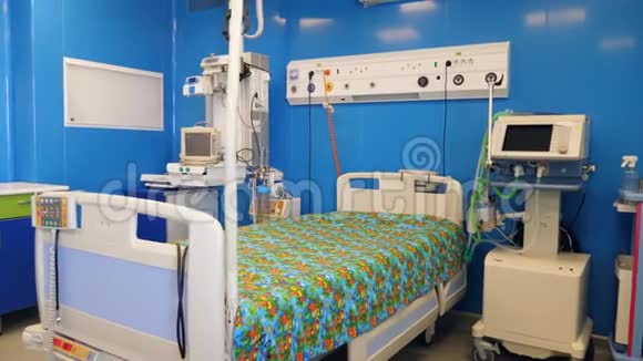 在医院配有机器和床的病房视频的预览图