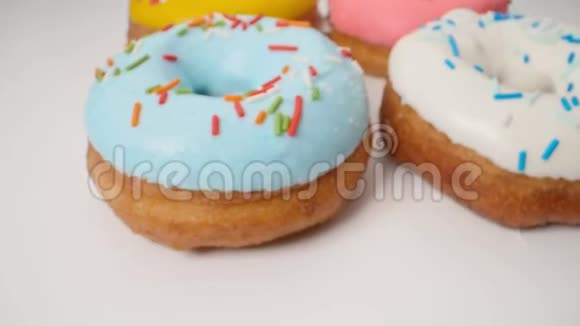 白色背景的美味多色甜甜圈平滑的小车运动视频的预览图