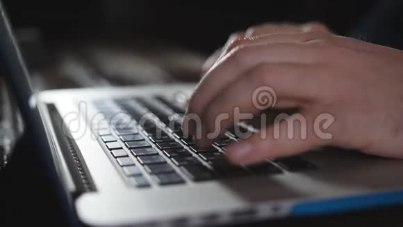 特写男性手在键盘上打字办公室工作人员作者在笔记本电脑键盘上打印文本视频的预览图