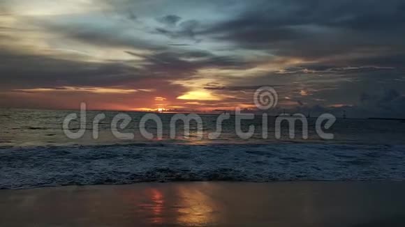 在浪漫的海洋海滩上燃烧的日落视频的预览图