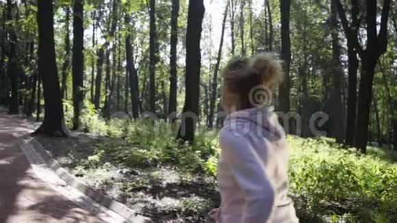 潘在公园慢跑的金发女人视频的预览图