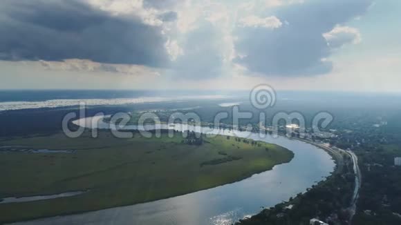波罗的海附近的里普佩河和拉脱维亚尤尔马拉的绿色森林视频的预览图