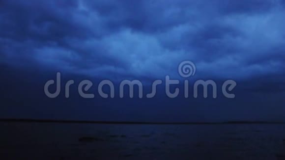 夜间湖面上的雷暴和闪电视频的预览图