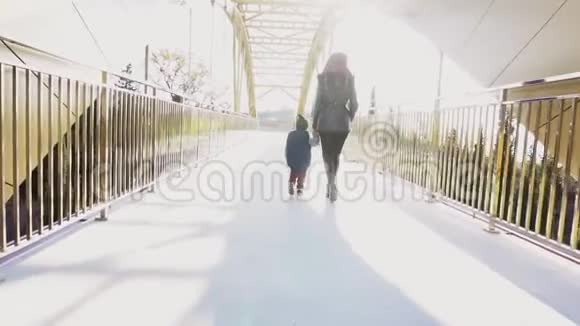 妈妈和小儿子过桥视频的预览图