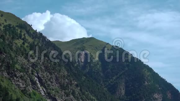 时间流逝白云在蓝蓝的天空在北高加索的山脉俄罗斯视频的预览图