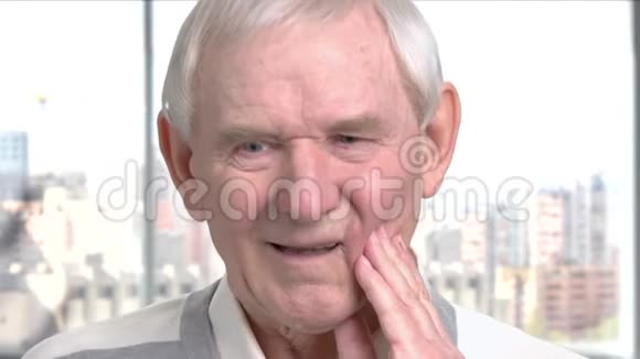 老人因牙痛而感到不舒服视频的预览图