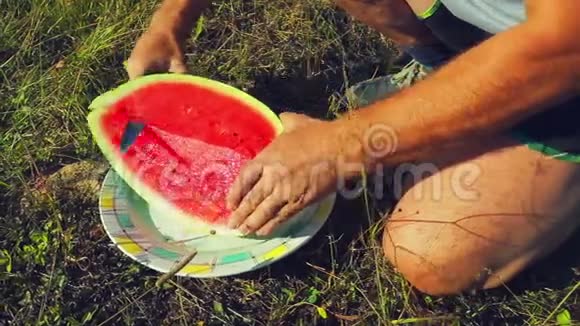 男人手用刀切西瓜视频的预览图