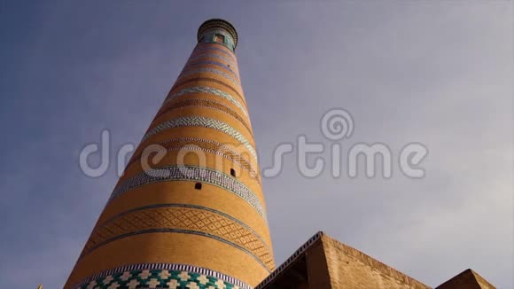 乌兹别克斯坦一座高大的马赛克塔视频的预览图