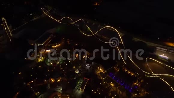 从空中俯瞰夜间游乐园视频的预览图
