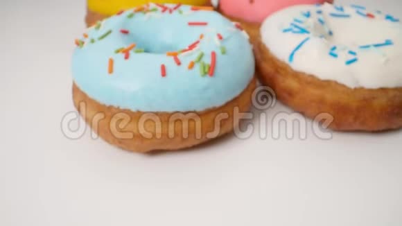 白色背景的美味多色甜甜圈平滑的小车运动视频的预览图