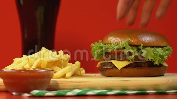 在快餐店吃和咬汉堡的女人不健康的食物关门视频的预览图