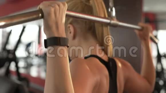 年轻女子在健身房做后拉运动锻炼出有梦想的身体视频的预览图