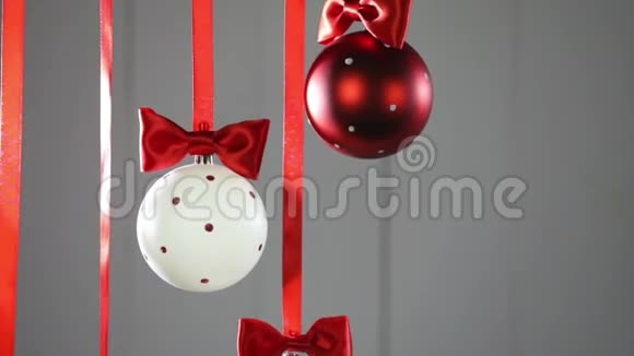 带丝带的圣诞球视频的预览图