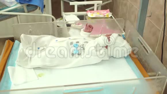 婴儿躺在医院的摇篮里视频的预览图