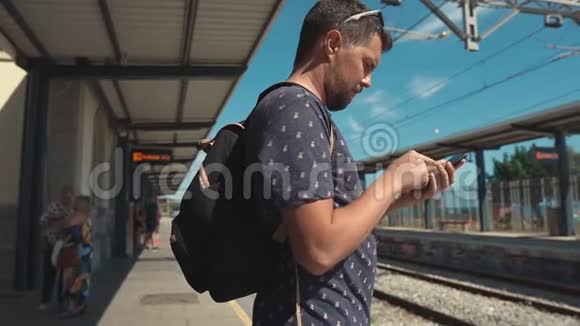 在火车站用电话的人视频的预览图