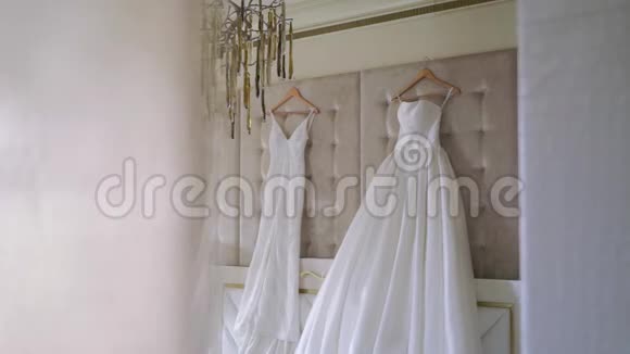 新娘的两件豪华婚纱新娘白色礼服视频的预览图